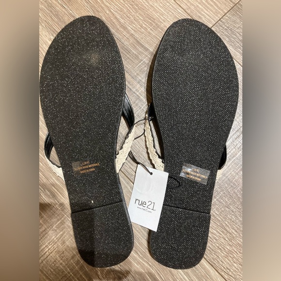 NWT Cream Crochet detail flip flops - Picture 2 of 2